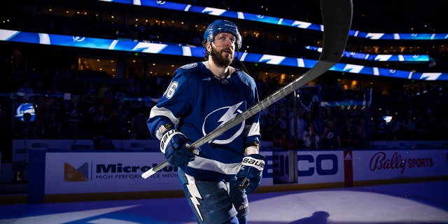 Nikita Kucherov of the Tampa Bay Lightning celebrates a win against the Ottawa Senators at Amalie Arena, Maart 1, 2022, in Tampa, Florida.
