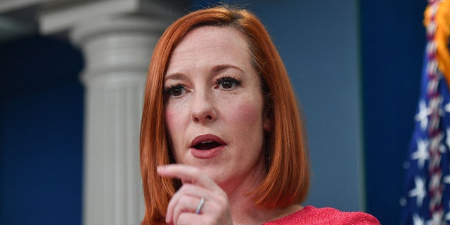 White House Press Secretary Jen Psaki holds a press briefing in the Brady Briefing Room of the White House in Washington, 直流电. 在三月 16, 2022.