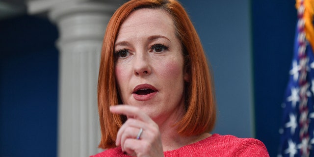 White House Press Secretary Jen Psaki holds a press briefing in the Brady Briefing Room of the White House in Washington, 直流电. 在三月 16, 2022.
