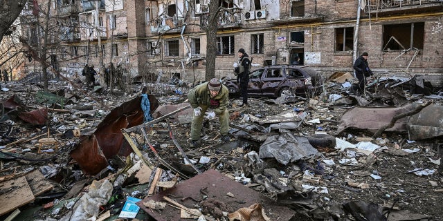 Putin appears at large pro-war rally as Russian troops continue to attack Ukraine - Reuters News in France and abroad 2 Ukrainian servicemen stand next to a damaged building in a residential area after shelling kyiv on March 18, 2022, as Russian troops attempt to encircle the Ukrainian capital as part of their slow-moving offensive.