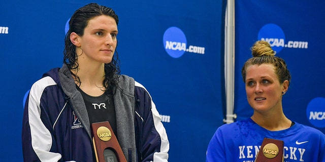 La nageuse de l'Université de Pennsylvanie Lia Thomas et la nageuse du Kentucky Riley Gaines réagissent après avoir terminé à égalité au 5e rang lors de la finale du 200 nage libre aux championnats de natation et de plongeon de la NCAA le 18 mars 2022 au McAuley Aquatic Center à Atlanta en Géorgie.