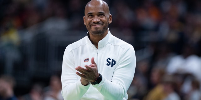 Saint Peter's Peacocks head coach Shaheen Holloway on the sidelines during the NCAA Division I Mens Basketball Championship Round 2 game between the Murray State Racers and Saint Peters Peacocks on March 19, 2022, at Gainbridge Fieldhouse in Indianapolis, の.