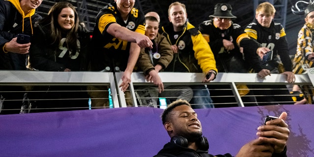 JuJu Smith-Schuster #19 of the Pittsburgh Steelers poses for a photo with fans before the game against the Minnesota Vikings at U.S. Bank Stadium on December 9, 2021 ミネアポリスで, ミネソタ.