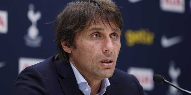 El técnico de Tottenham Hotspur, Antonio Conte, habla con los medios de comunicación durante la conferencia de prensa de Tottenham Hotspur en el Tottenham Hotspur Training Center el 10 de marzo de 2022 en Enfield, Inglaterra. 