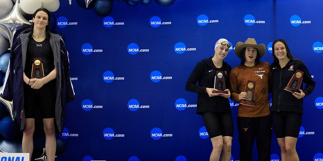 Transgender woman Lia Thomas (L) of the University of Pennsylvania stands on the podium after winning the 500-yard freestyle as other medalists (L-R) [object Window], Erica Sullivan and Brooke Forde pose for a photo at the NCAA Division I Women's Swimming &amp;amperio; Diving Championshipon March 17, 2022 en Atlanta, Georgia. 