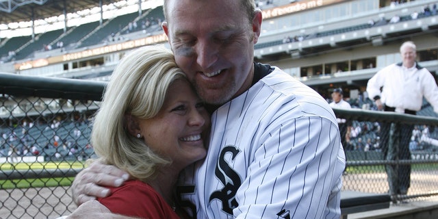 Designated hitter Jim Thome of the Chicago White Sox celebrates with his wife, Andrea Thome(izquierda), after hitting his 500th career homerun during the game against the Los Angeles Angels at U.S. Cellular Field in Chicago, Illinois on Sept. 16, 2007. 