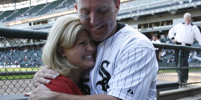 Designated hitter Jim Thome of the Chicago White Sox celebrates with his wife, Andrea Thome(izquierda), after hitting his 500th career homerun during the game against the Los Angeles Angels at U.S. Cellular Field in Chicago, Illinois on Sept. 16, 2007.