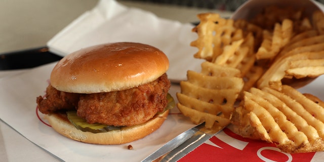 Um sanduíche de frango com batatas fritas e um waffle no Chick-fil-A em Dedham, Massachusetts, em 8 de novembro de 2017.