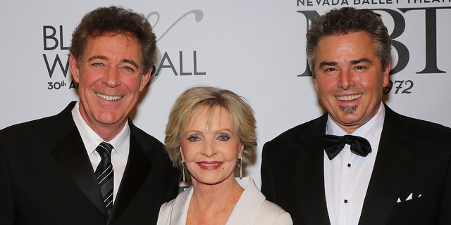 Florence Henderson, seen here with Barry Williams (左) and Christopher Knight (正しい), で亡くなりました 2016 年齢で 82.