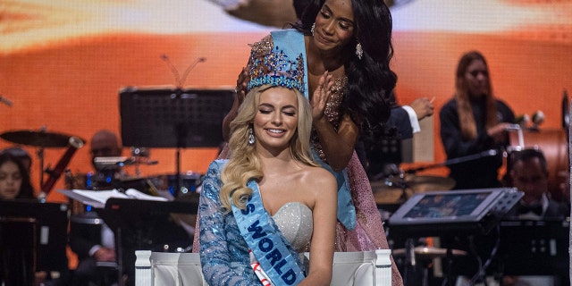 Miss World 2019 Toni-Ann Singh (2nd R) crowns Miss Poland Karolina Bielawska (C) after winning the 70th Miss World beauty pageant at the Coca-Cola Music Hall in San Juan, Puerto Rico on March 16, 2022. (Photo by Ricardo ARDUENGO / AFP) (Photo by RICARDO ARDUENGO/AFP via Getty Images)