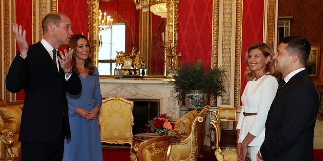 Le prince William, duc de Cambridge et Catherine, duchesse de Cambridge rencontrent le président ukrainien Volodymyr Zelensky et son épouse Olena lors d'une audience au palais de Buckingham le 15 octobre 2019.  7, 2020, à Londres.