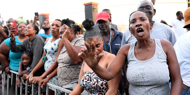 Pessoas protestam contra a visita do duque e da duquesa de Cambridge em Kingston, Jamaica, em 22 de março de 2022.