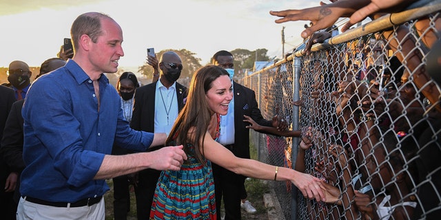Кетрін, герцогиня Кембриджська та принц Вільям відвідують Тренч-Таун, батьківщину реггі, під час свого туру Карибським басейном 22 березня 2022 року в Кінгстоні, Ямайка.