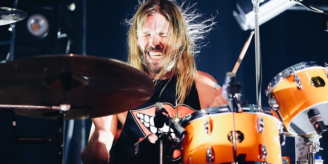  Taylor Hawkins des Foo Fighters pose sur scène à l'after party de la première de Los Angeles "Étude 666."