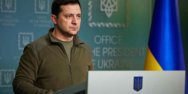 O presidente ucraniano Volodymyr Zelensky realiza uma coletiva de imprensa sobre a operação militar da Rússia na Ucrânia em 25 de fevereiro de 2022 em Kiev. 