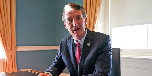 Le gouverneur de Virginie Glenn Youngkin travaille dans l'ancien bureau du gouverneur du Capitole le mercredi 2 mars 2022 à Richmond, en Virginie.