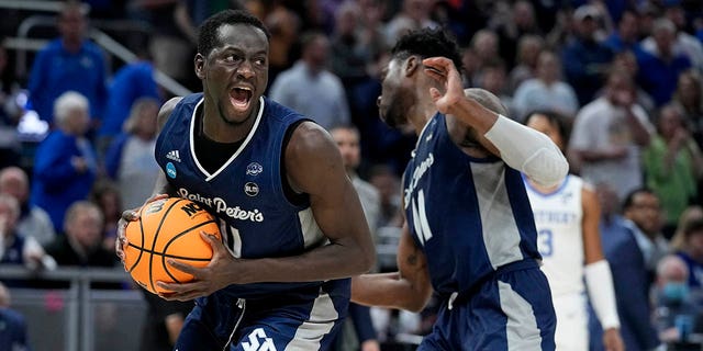Saint Peter's forward Hassan Drame celebrates after grabbing a rebound during overtime in a college basketball game against Kentucky in the first round of the NCAA tournament, 星期四, 游行 17, 2022, in Indianapolis. Saint Peter's won 85-79.