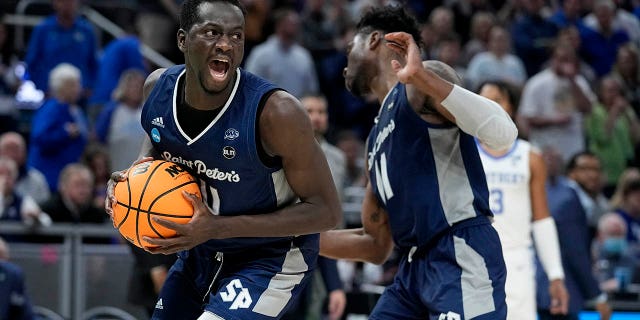 Saint Peter's forward Hassan Drame celebrates after grabbing a rebound during overtime in a college basketball game against Kentucky in the first round of the NCAA tournament, 星期四, 游行 17, 2022, in Indianapolis. Saint Peter's won 85-79.