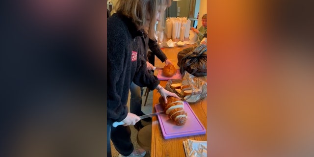 Ein Freiwilliger schneidet Brot in Kiew, Ukraine