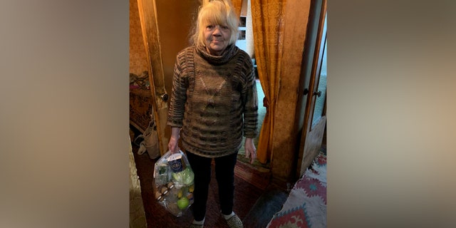 Eine Frau Prochorenko half in Kiew, Ukraine