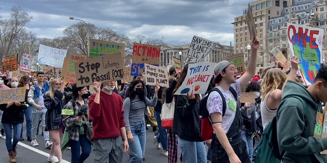 气候活动家从白宫游行到美国国会大厦