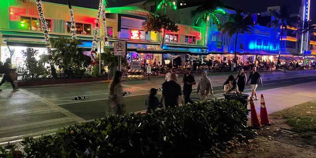 In der ersten Nacht der Ausgangssperre in den Frühlingsferien in Miami Beach gab es kleinere Menschenmengen, die sich früh verringerten und nach der Schließung um Mitternacht vollständig verschwunden waren.