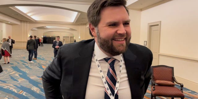 JD Vance fala com a Fox News na Conservative Political Action Conference (CPAC) em 26 de fevereiro de 2022 em Orlando, Flórida.