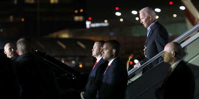 U.S. President Joe Biden leaves Air Force One as he arrives at Warsaw Chopin Airport, in Warsaw, Poland March 25, 2022. REUTERS/Evelyn Hockstein