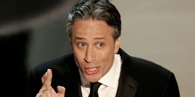 Host Jon Stewart performs his intro at the 78th annual Academy Awards in Hollywood, marzo 5, 2006. REUTERS/Gary Hershorn