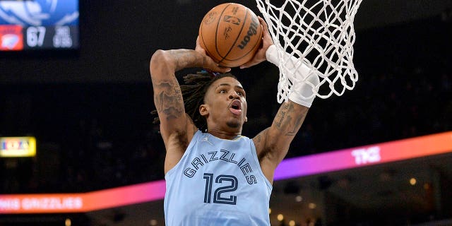 El escolta de los Grizzlies de Memphis, Ja Morant, hace una volcada durante la segunda mitad del partido contra los Pelicans de Nueva Orleans en Memphis, Tennessee, el 8 de marzo de 2022.