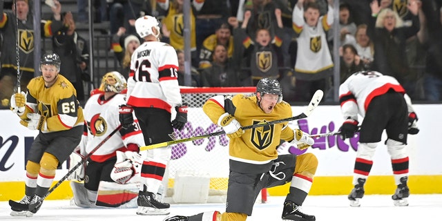 Vegas Golden Knights center Jack Eichel (9) reacts after scoring a goal against the Ottawa Senators during the third period of an NHL hockey game Sunday, Maart 6, 2022, in Las Vegas.
