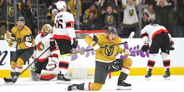 Vegas Golden Knights center Jack Eichel (9) reacts after scoring a goal against the Ottawa Senators during the third period of an NHL hockey game Sunday, Maart 6, 2022, in Las Vegas.
