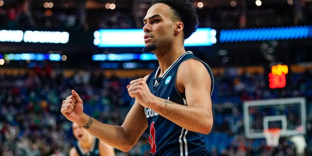 Richmond's Jacob Gilyard (0) celebrates after teammate Nathan Cayo scored in the second half of a college basketball game against the Iowa during the first round of the NCAA men's tournament, 목요일, 행진 17, 2022, in Buffalo, 뉴욕.