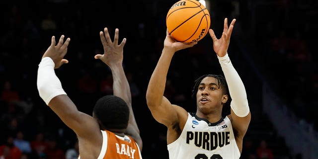 Purdue's Jaden Ivey shoots during the second half of a second-round NCAA college basketball tournament game against Texas Sunday, 행진 20, 2022, 밀워키에서. Purdue won 81-71.