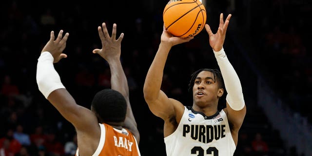 Purdue's Jaden Ivey shoots during the second half of a second-round NCAA college basketball tournament game against Texas Sunday, 행진 20, 2022, 밀워키에서. Purdue won 81-71.