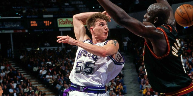 Jason Williams #55 of the Sacramento Kings makes a pass against the Seattle Supersonics during the NBA game circa 1999 in Sacramento, 캘리포니아.