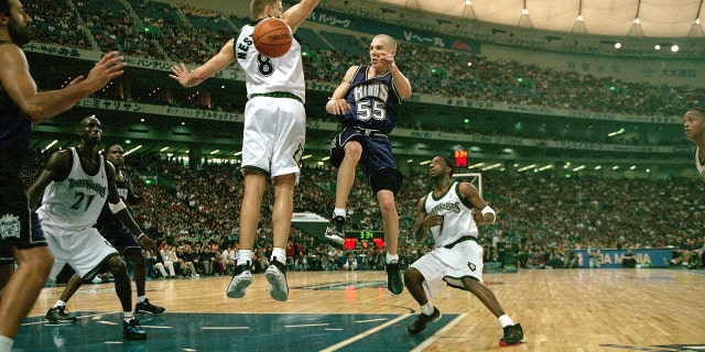 Jason Williams #55 of the Sacramento Kings passes against Rasho Nesterovic #8 of the Minnesota Timberwolves during the 1999 Japan Games at the Tokyo Dome in Tokyo, 일본.