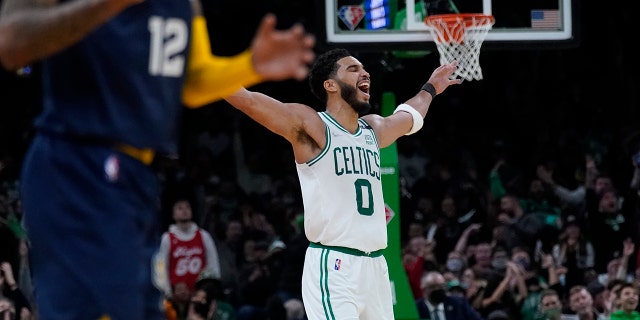 Boston Celtics forward Jayson Tatum (0) celebrates during the final minute of the second half of an NBA basketball game against the Memphis Grizzlies, 木曜日, 行進 3, 2022 ボストンで. Tatumが得点 37 points as the Celtics defeated the Grizzlies 120-107.