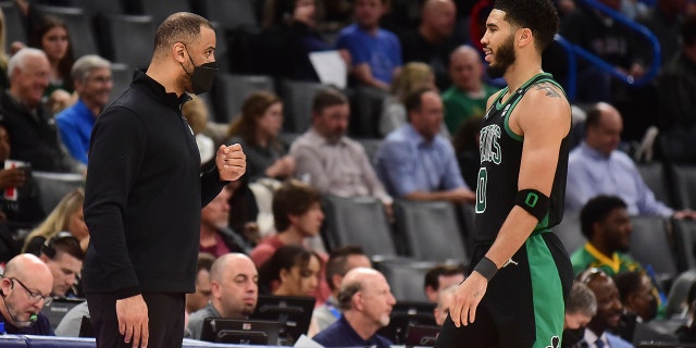 Boston Celtics head coach Ime Udoka, 左, talks with forward Jayson Tatum, 正しい, in the second half of an NBA basketball game against the Oklahoma City Thunder, 月曜, 行進 21, 2022, オクラホマシティで.