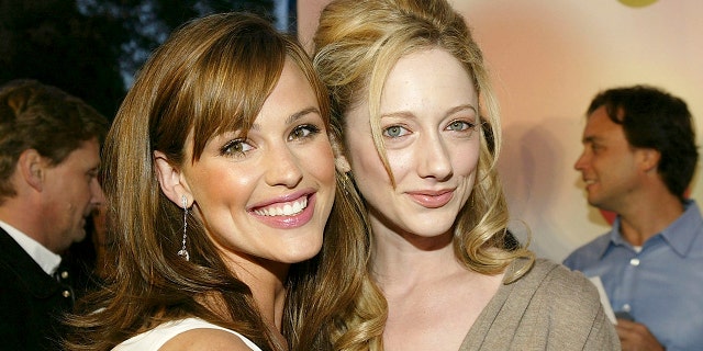 Los actores Jennifer Garner y Judy Greer asisten al estreno de la película "13 Continuación 30" En el Mann Village Theatre el 14 de abril de 2004 en Los Ángeles.