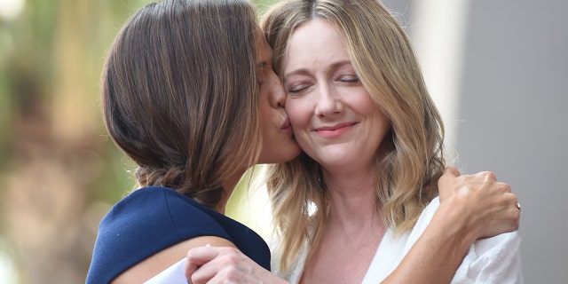 Jennifer Garner, a la izquierda, besa a la actriz Judy Greer mientras Garner recibe una estrella en el Paseo de la Fama de Hollywood el 20 de agosto de 2018 en Hollywood, California.