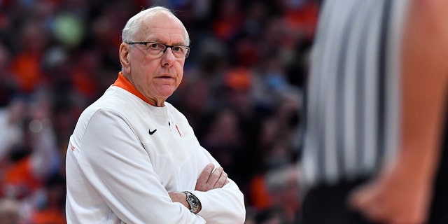 El entrenador en jefe de Syracuse, Jim Boeheim, mira hacia un árbitro durante la primera mitad del partido de baloncesto universitario de la NCAA del equipo contra Duke en Syracuse, NY, el sábado 26 de febrero de 2022. 
