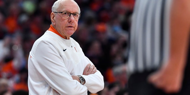 El entrenador en jefe de Syracuse, Jim Boeheim, mira hacia un árbitro durante la primera mitad del partido de baloncesto universitario de la NCAA del equipo contra Duke en Syracuse, NY, el sábado 26 de febrero de 2022. 