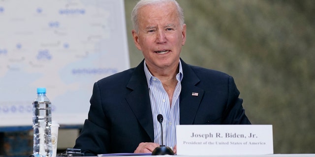 Prezydent Biden wraz z prezydentem RP Andrzejem Dudą weźmie udział w piątek 25 marca 2022 r. w Jasionce w Polsce w okrągłym stole poświęconym humanitarnej reakcji na rosyjską inwazję na Ukrainę.  (Zdjęcie AP/Evan Vucci)