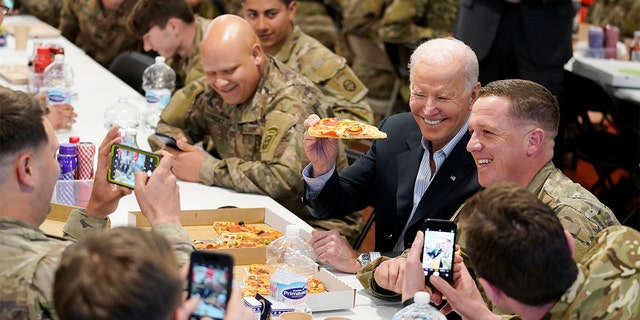 Le président Biden rend visite aux membres de la 82e division aéroportée à la G2A Arena le vendredi 25 mars 2022 à Jasionka, en Pologne.  (AP Photo/Evan Vucci)