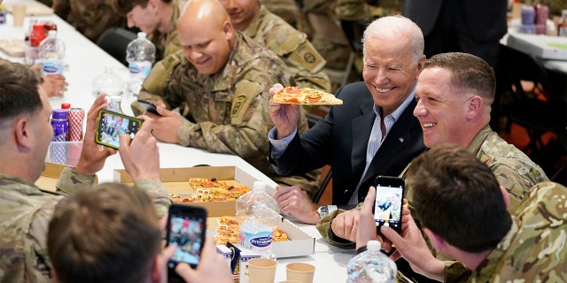 Le président Biden rend visite aux membres de la 82e division aéroportée à la G2A Arena le vendredi 25 mars 2022 à Jasionka, en Pologne.  (AP Photo/Evan Vucci)