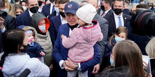 Prezydent Biden spotyka się z ukraińskimi uchodźcami i pracownikami organizacji humanitarnych podczas wizyty na Stadionie PGE Narodowym w sobotę 26 marca 2022 r. w Warszawie.