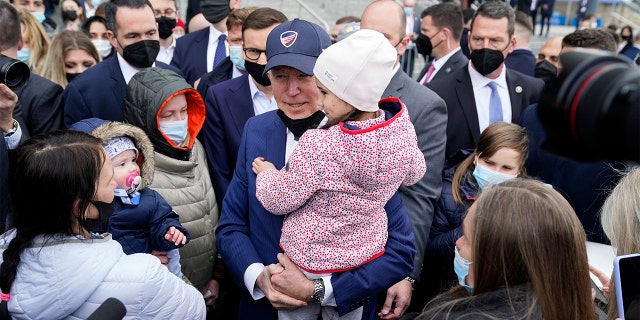 Prezydent Biden spotyka się z ukraińskimi uchodźcami i pracownikami organizacji humanitarnych podczas wizyty na Stadionie PGE Narodowym w sobotę 26 marca 2022 r. w Warszawie.