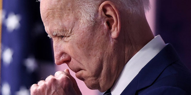 President Biden schraapt zijn keel terwijl hij nieuwe stappen aankondigt die de regering ertoe verplichten meer in Amerika gemaakte goederen te kopen tijdens opmerkingen in de zuidelijke rechtszaal van het Eisenhower Executive Building in het Witte Huis in Washington, 4 maart 2022.