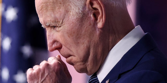 Präsident Biden räuspert sich, als er am 4. März 2022 im Südgerichtssaal des Eisenhower-Exekutivgebäudes im Weißen Haus in Washington neue Schritte ankündigt, die von der Regierung verlangen, mehr in Amerika hergestellte Waren zu kaufen.